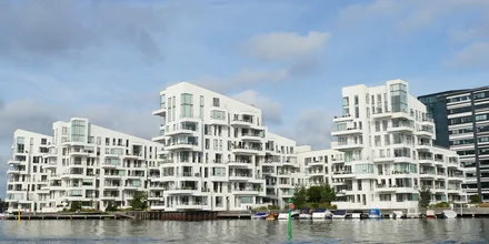 Moderne boligbyggeri med altaner ved havnefronten i København
